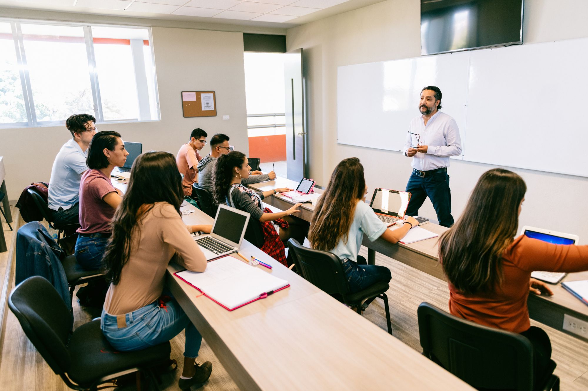 Estudiantes universitarios en campus